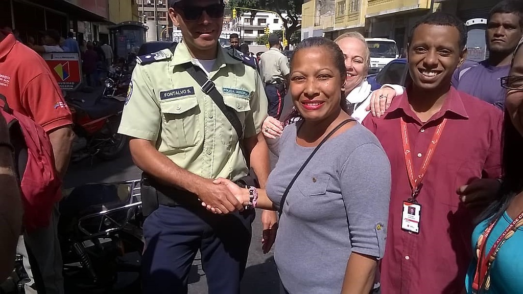 Liderera sindical Yanis Silva, trabajadora de la Alcaldia Libertador recibiendo solidaridad de parte de las fuerzas de seguridad . 11/02
