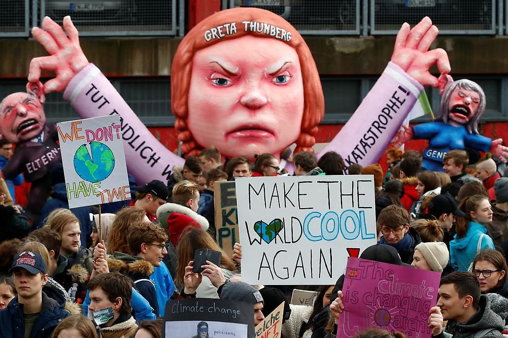 En la ciudad alemana de Dusseldorf, un inflable con la figura de Greta Thunberg, la joven activista sueca