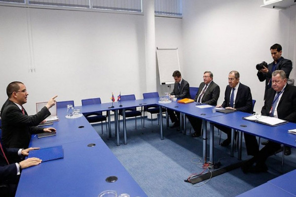 El funcionario ruso durante su encuentro con el ministro Jorge Arreaza.
