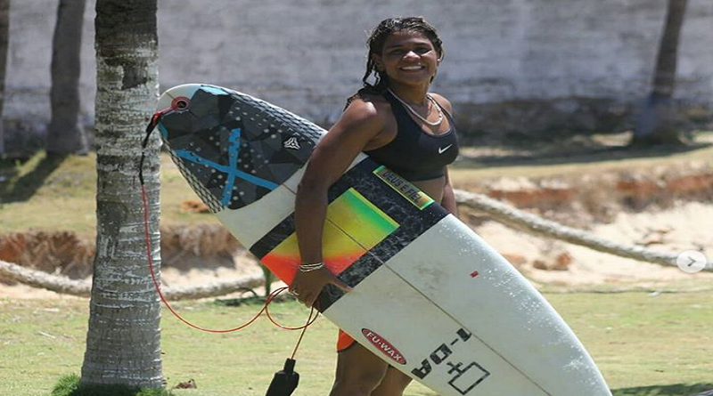 La brasileña Luzimara Souza, ganadora del campeonato de surf de Brasil de 2018, fue golpeada por un rayo este miércoles mientras se encontraba entrenando en el mar
