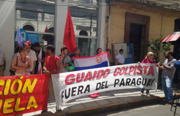 Integrantes del Frente Guasú se manifiestan en repudio a visita de Guaidó.