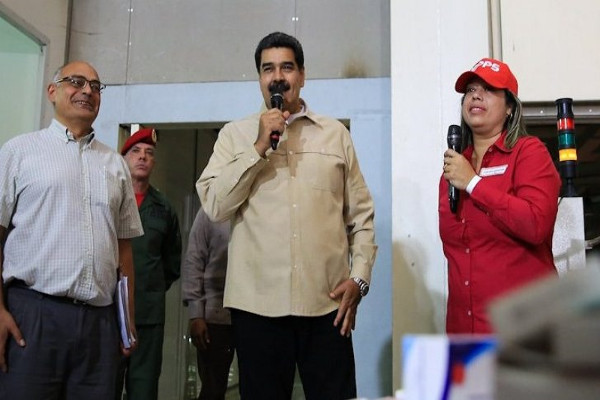 El presidente Maduro acompañado de altos funcionarios del ministerio para la salud.
