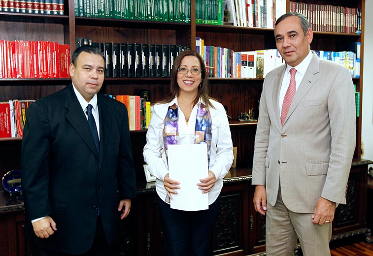 Tania Díaz junto al Magistrado Maikel Moreno