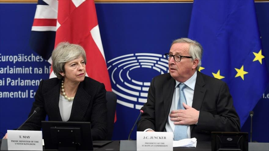 La primera ministra británica, Theresa May y Jean-Claude Juncker