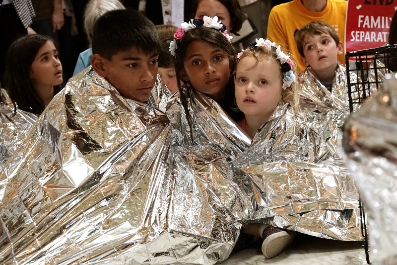 Niños migrantes detenidos en centros de refugio en EEUU