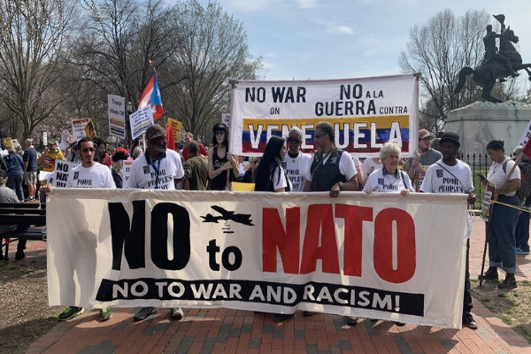 Pancartas con mensajes como "Hands off Venezuela" y "No a nuevas guerras" abundaron en la capital estadounidense, que albergará la próxima reunión ministerial de la Alianza.
