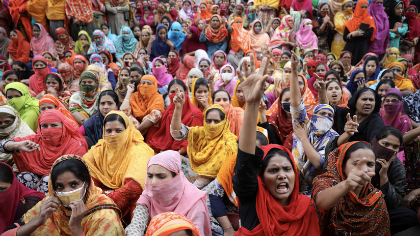 Trabajadoras de la confección protestan por una mejora en los salarios en Daca, Bangladés, el 9 de enero de 2019.