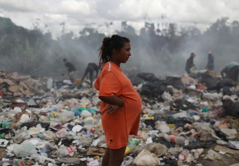 La venezolana Astrid Prado, con 8 meses de embarazo, en un depósito de basura en la ciudad fronteriza brasileña de Pacaraima, Brasil