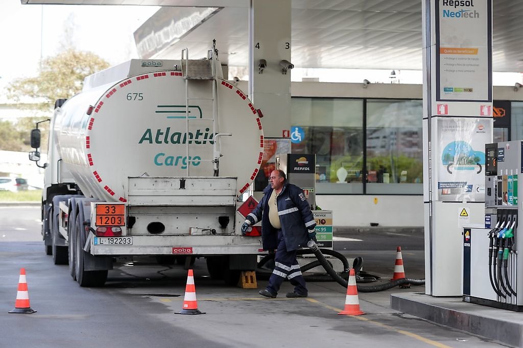 Un camión abastece de combustible una gasolinera en la jornada de ayer en Lisboa