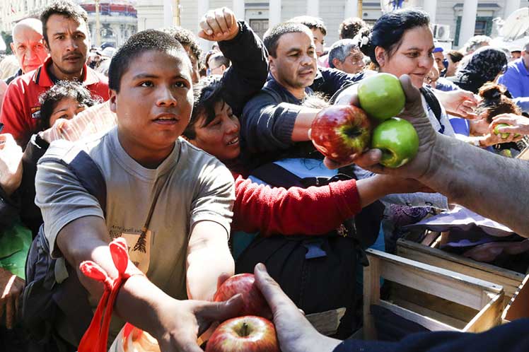 En Argentina regalan las frutas en protesta por la crisis