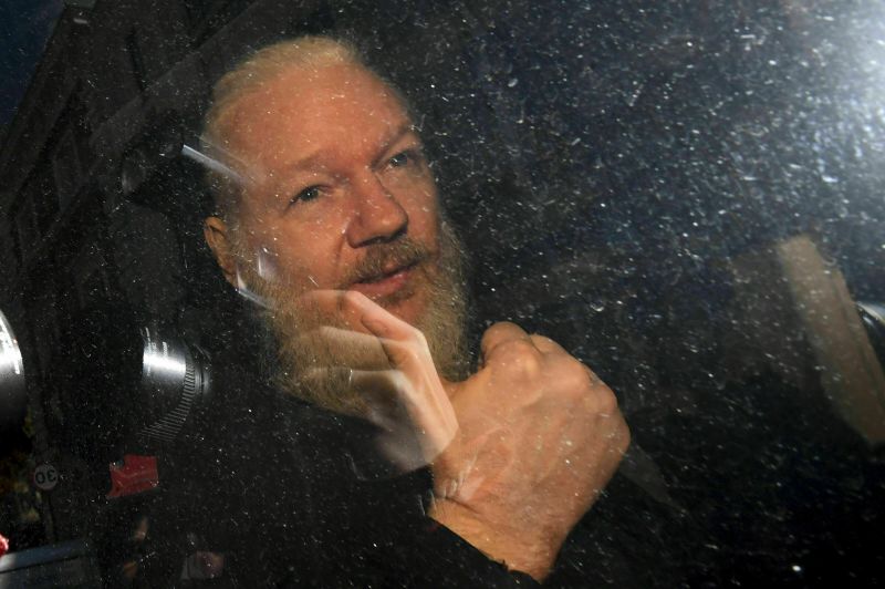 Julian Assange hace una señal con la mano al arribar a la Corte de Westminster, en Londres, tras su arresto por la policía metropolitana, el jueves 11 de abril de 2019
