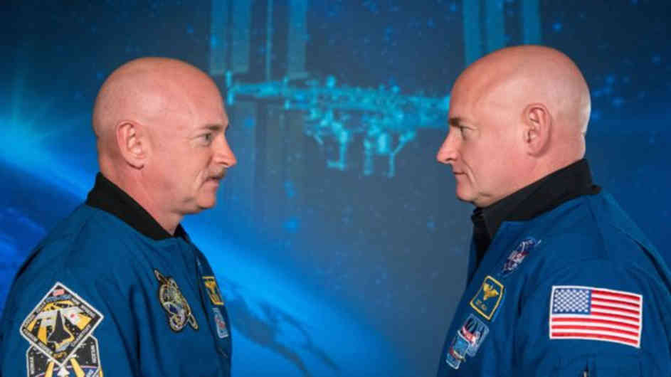 Scott Kelly (derecha) pasó 340 días en la Estación Espacial Internacional mientras su hermano gemelo Mark (izq) permaneció en la Tierra.