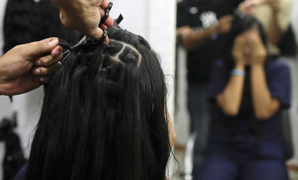 Obligada por la crisis, joven venezolana vende secciones de su larga y hermosa cabellera