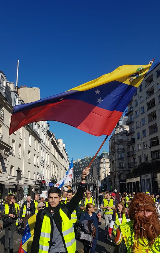 Chalecos amarillos y bandera de Venezuela