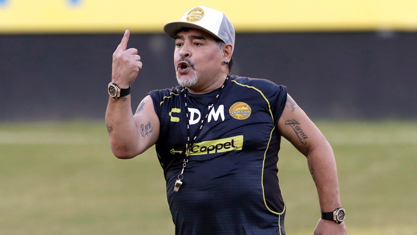 Maradona declaró con la indumentaria de su equipo y durante una rueda de prensa oficial