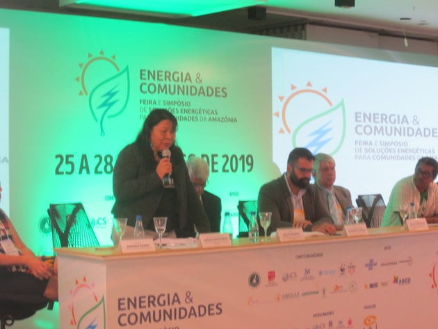 abogada Joenia Wapichana, la primera indígena Diputada en Brasil, habla en la apertura del Simposio sobre Soluciones Energéticas para Comunidades de la Amazonia,