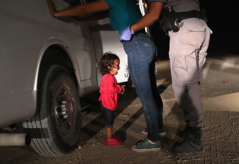 Niña estalla en llanto mientras su madres es requisada por guardias fronterizos de EEUU
