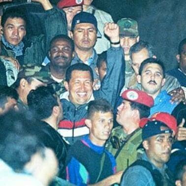 Macero justo al frente de Chávez a su regreso a Miraflores en el año 2002