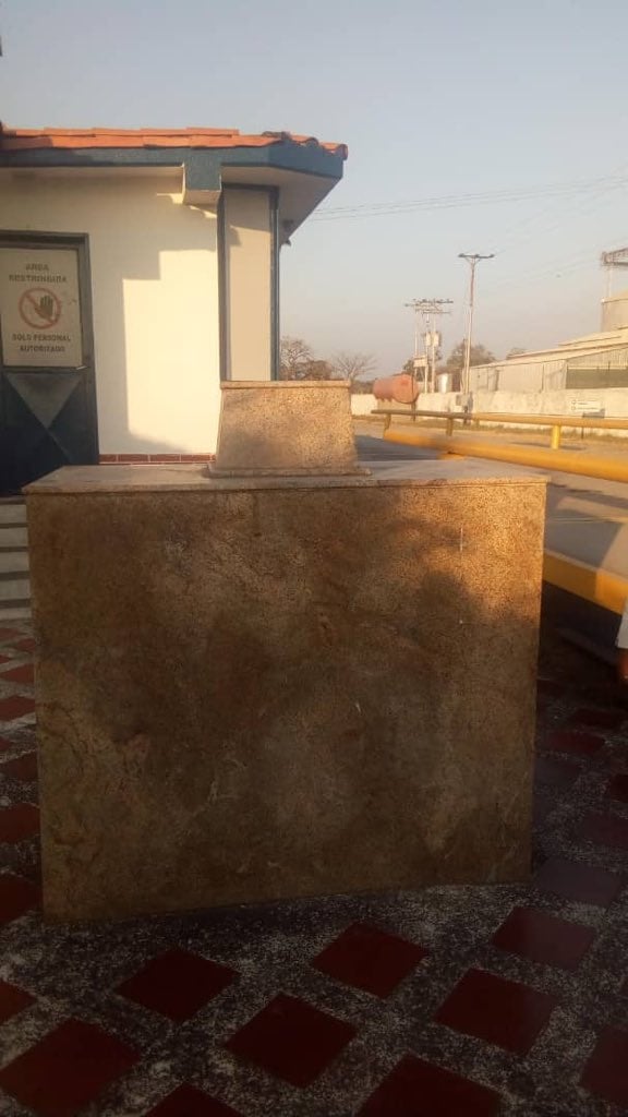 Así quedó el monumento dedicado a Chávez, sin su busto en la empresa de arroz privatizada