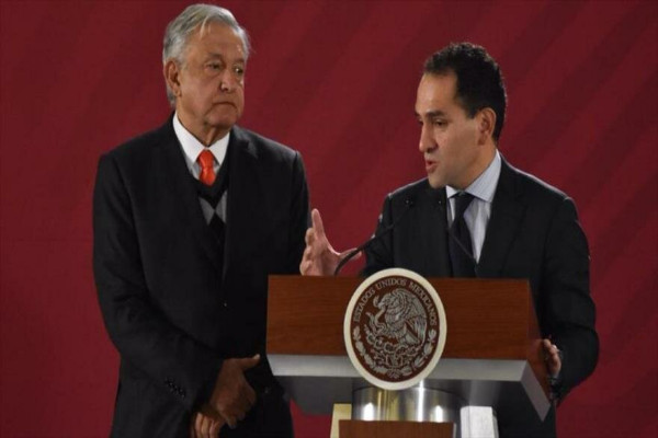 El subsecretario mexicano de Hacienda, Arturo Herrera, en una rueda de prensa junto al presidente, Andrés Manuel López Obrador.