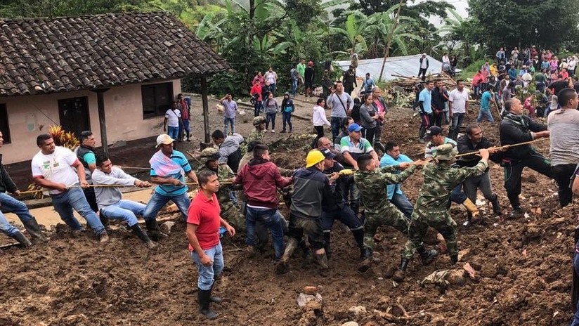 Personal del Ejército ayuda con las labores de rescate en el municipio de Rosas, 21 de abril de 2019.