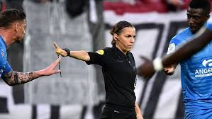 Stéphanie Frappart, la primera mujer que arbitrará  un partido de la Ligue 1 de Francia.