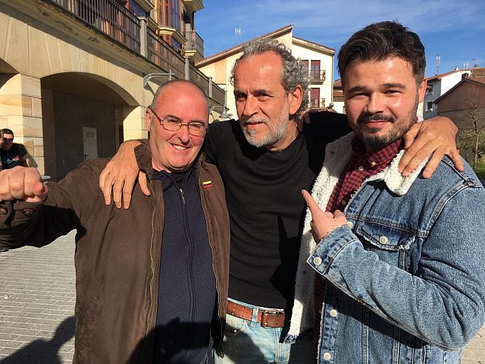 Agustín Otxotorena (izq.), acompañado en varias ocasiones por el actor español Willy Toledo y el diputado catalán Gabriel Rufián (der.), realizaron una gira en varias ciudades de España mostrando la realidad sobre Venezuela