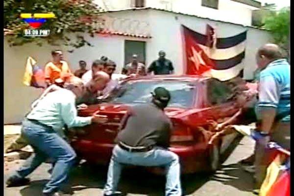 Opositores extremistas asediaron la embajada de Cuba en Caracas el 12 de abril de 2002, en medio de un golpe de Estado, ante las acusaciones de que supuestamente había dirigentes chavistas en su interior.