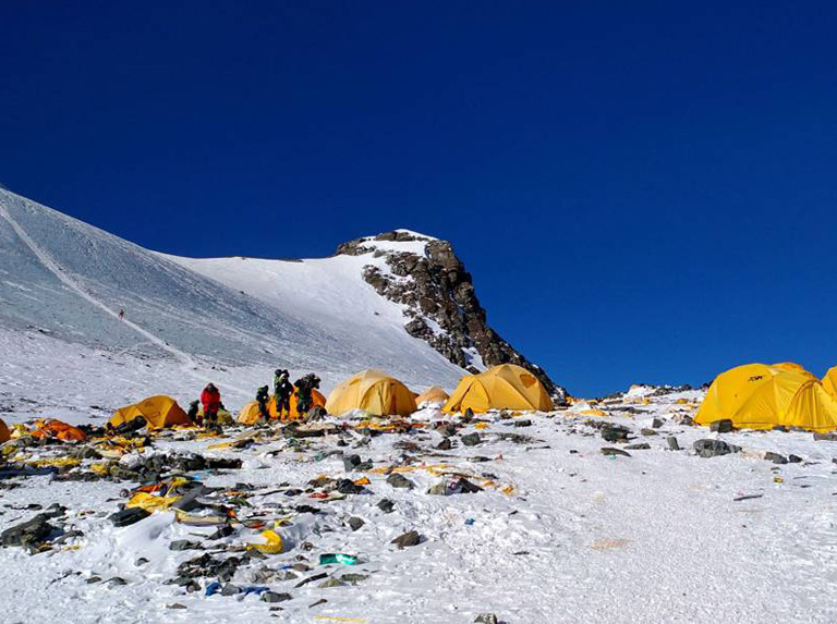 Everest atacado por la depredación humana