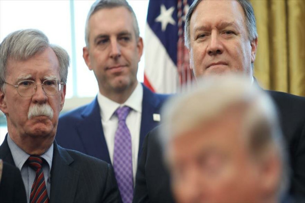 El asesor de Seguridad Nacional, John Bolton (izda.), y el secretario de Estado, Mike Pompeo (dcha.), en la Casa Blanca, 7 de febrero de 2019.