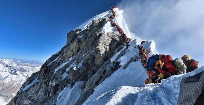 Una larga cola de alpinista para llegar al pico del Everest