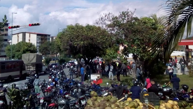 Colas de motorizados para surtirse de gasolina en Mérida