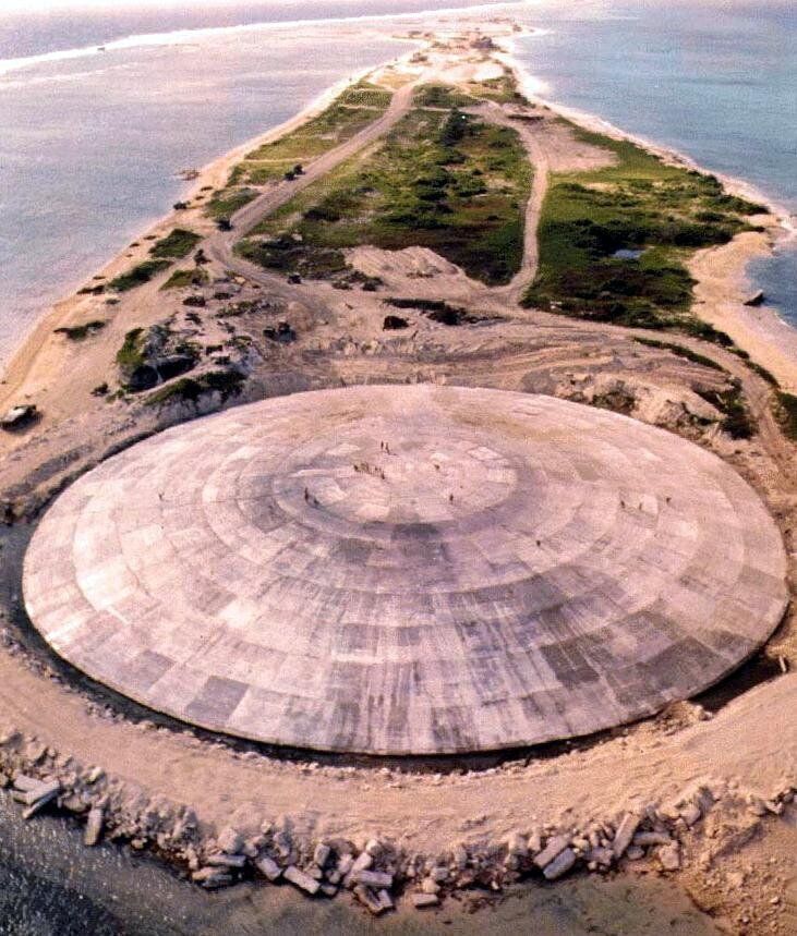 El gran domo de cemento construido en 1980 por Estados Unidos en la Isla Runit, parte de las Islas Marshall, para contener residuos radioactivos de las pruebas de armas atómicas estadounidenses