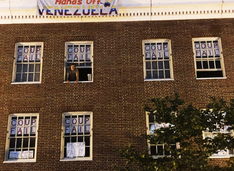 Así lucía la fachada de la embajada de Venezuela en Washington el lunes 13 de Mayo