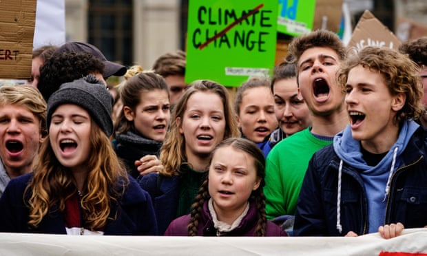 Greta Thunberg (C) en una protesta contra la crisis climática en Berlín