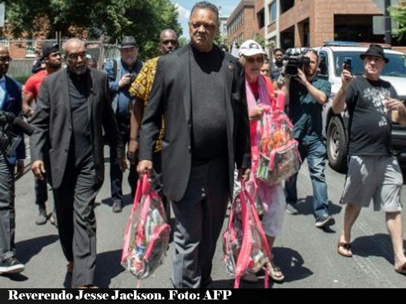 El reverendo Jesse Jackson carga bolsos con comida y agua para los activistas que tienen tomada la embajada de Venezuela en Washington.