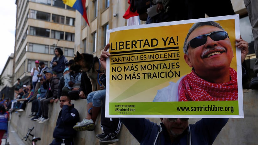 Una partidaria del exlíder de las FARC Jesús Santrich sostiene un cartel en Bogotá, 1 de mayo de 2018