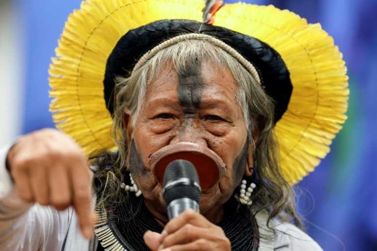 El líder indígena brasileño Raoni, jefe del pueblo Kayapó, habla en el Congreso de Brasil, el 25 de abril de 2019