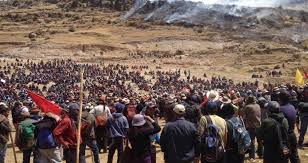 Campesinos en conflicto con una minera china bloquearon el martes el camino más importante por el que se traslada el cobre