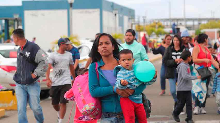 Cientos de migrantes venezolanos llegan desde Ecuador al Centro binacional de atención fronteriza en la región norteña de Tumbes (Perú)