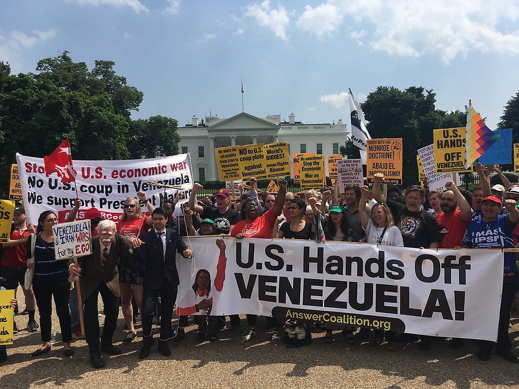 Activistas salieron a las calles este sábado 18 de mayo con pancartas, carteles y miles de mensajes para rechazar el desalojo de la embajada de Venezuela en los Estados Unidos (EEUU).