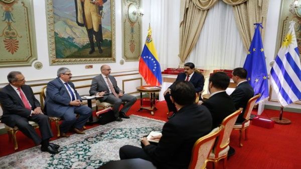 Diplomáticos de países europeos  y el presidente Maduro