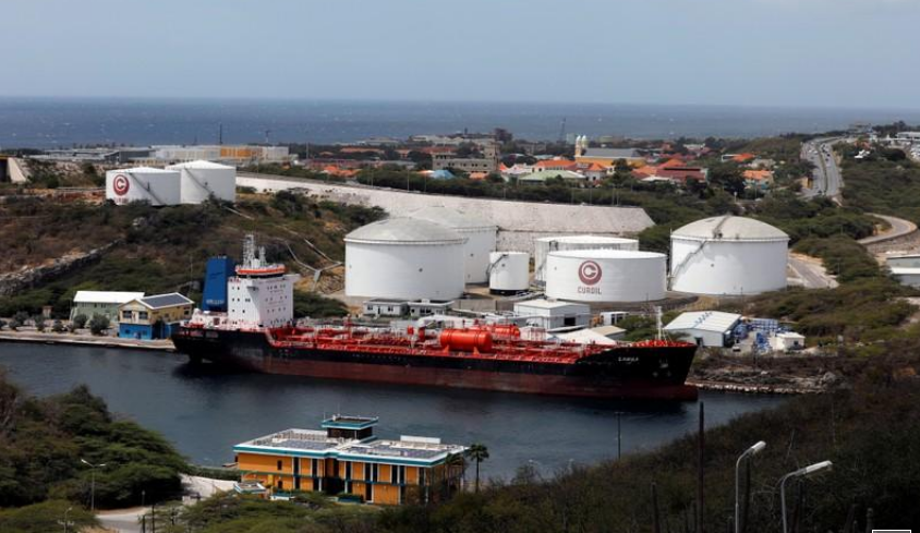 Un tanquero de petróleo atracado en el terminal de la Refinería Isla PDVSA en Willemstad, Curazao