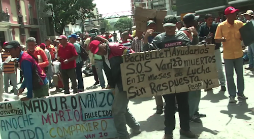 Trabajadores petroleros exigen el pago de sus prestaciones en protesta frente a la sede de la Vicepresidencia Ejecutiva, en Caracas