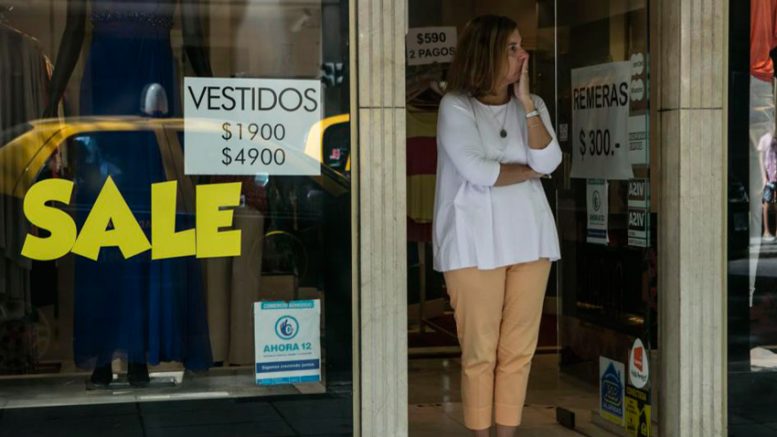 Por la crisis económica que azota a la Argentina el desajuste de precios hace que una prenda de vestir cueste lo mismo que un mes de alquiler.
