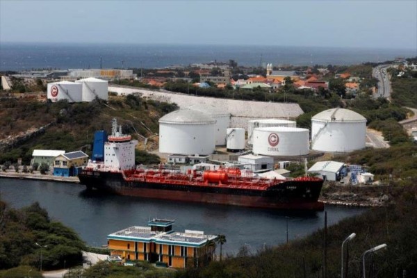 Buque petrolero atracado en la terminal de la Refinería de Petróleo de Isla de PDVSA en Willemstad en la isla de Curazao-