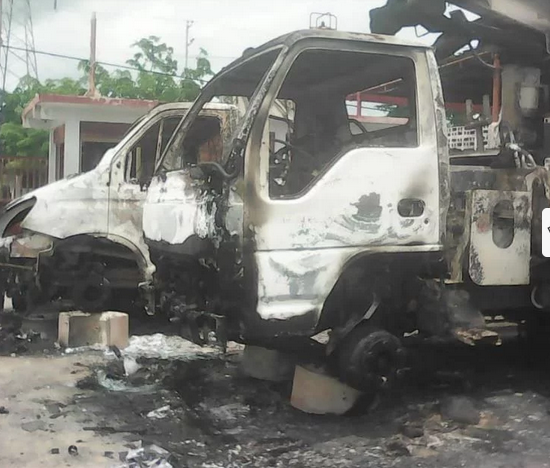 Camiones de Corpoelec quemados en el estado Zulia