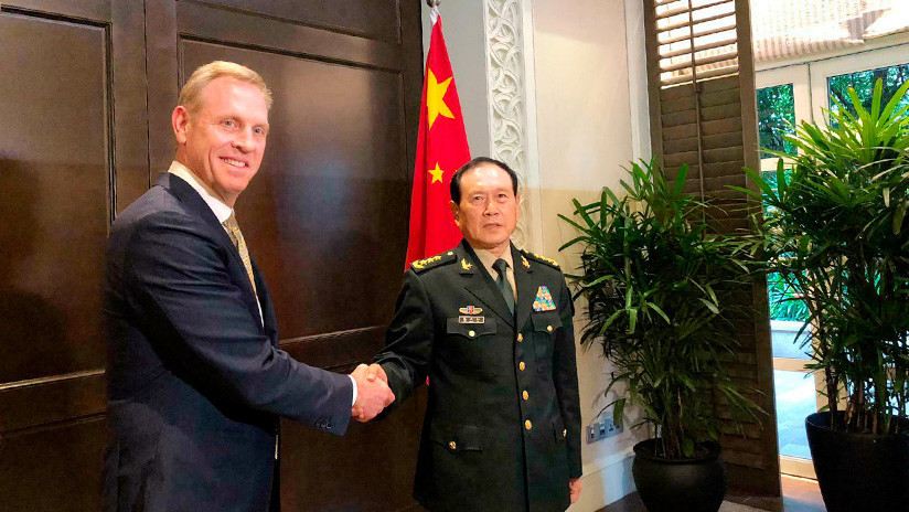 El secretario interino de Defensa de EE.UU., Patrick Shanahan, y el ministro de Defensa de China, Wei Fenghe, en Singapur, el 31 de mayo de 2019.