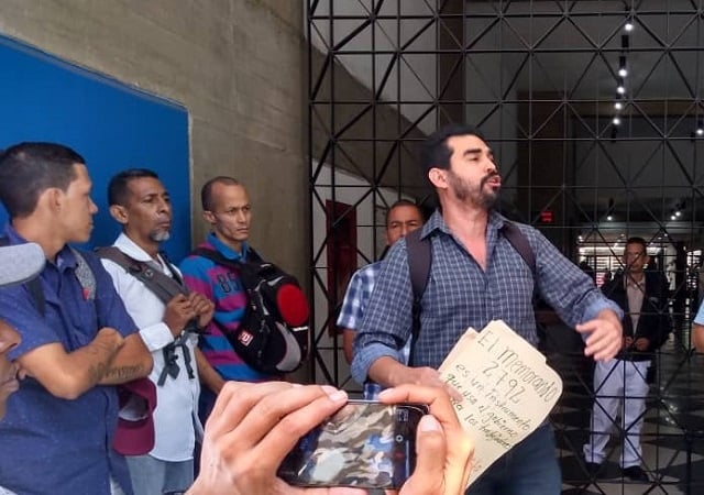 Gustavo Martínez, de marea Socialista y participante del espacio de Trabajadores en Lucha explica los efectos antiobreros del 2792 ante protesta laboral frente al Ministerio de Planificación