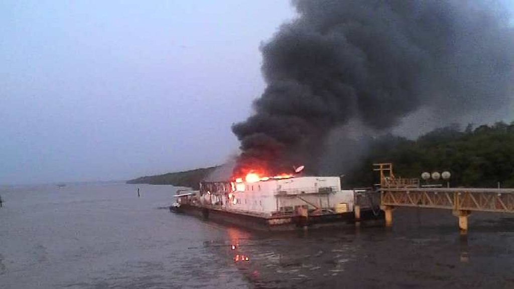(VIDEO) Se incendió una gabarra de Petrowarao en Campo Pedernales